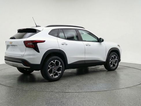 Used 2025 Chevrolet Trax LT FWD image 9