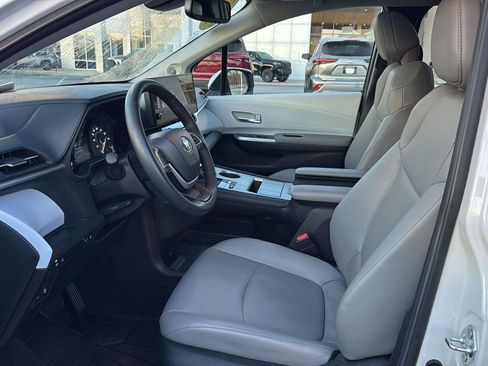 Used 2025 Toyota Sienna XLE w/ XLE Plus Package FWD image 8