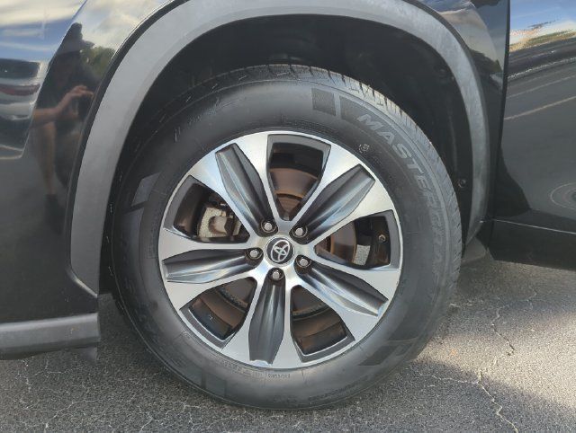 Used 2022 Toyota Highlander XLE FWD image 48