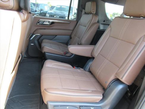 Used 2025 Chevrolet Suburban High Country AWD/4WD image 12