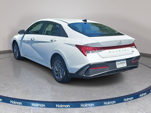 Used 2025 Hyundai Elantra Hybrid FWD image 8