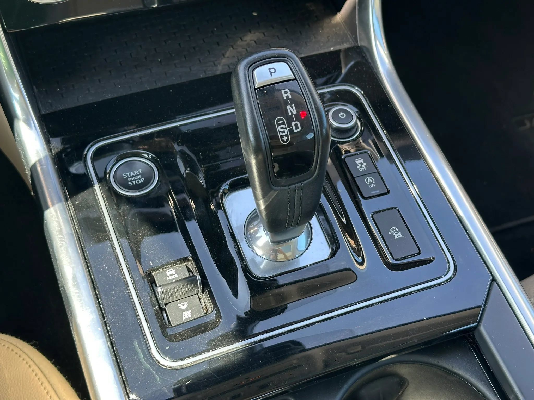 Used 2020 Jaguar XE S RWD image 39