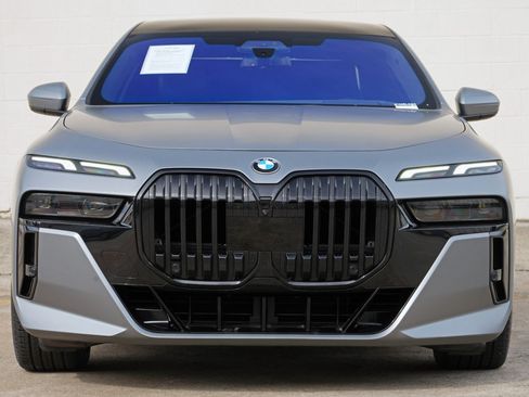 Used 2023 BMW 760i xDrive AWD/4WD image 7