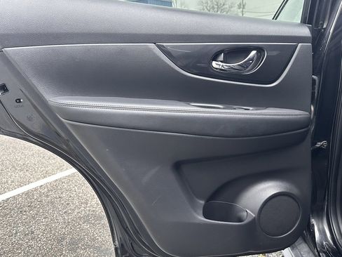 Used 2018 Nissan Rogue SV w/ Premium Package image 13