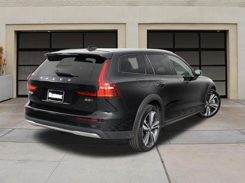 Certified 2025 Volvo V60 B5 Cross Country Plus image 4