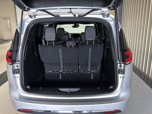 New 2026 Chrysler Pacifica Limited FWD image 9