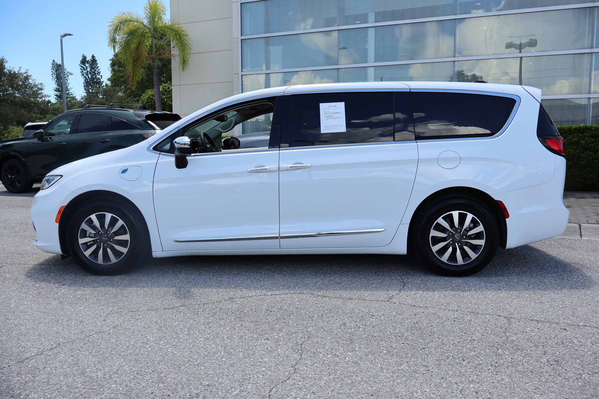 Used 2023 Chrysler Pacifica Limited FWD image 6