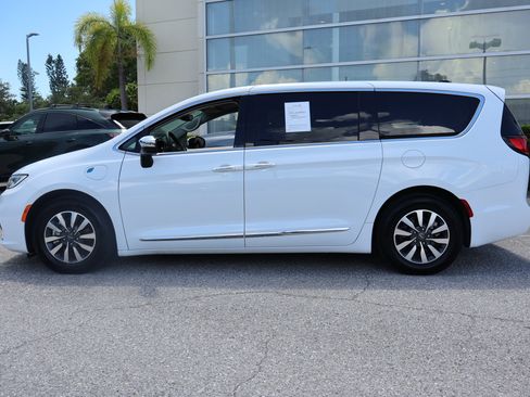 Used 2023 Chrysler Pacifica Limited FWD image 6