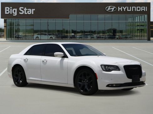 Used 2023 Chrysler 300 S RWD image 6