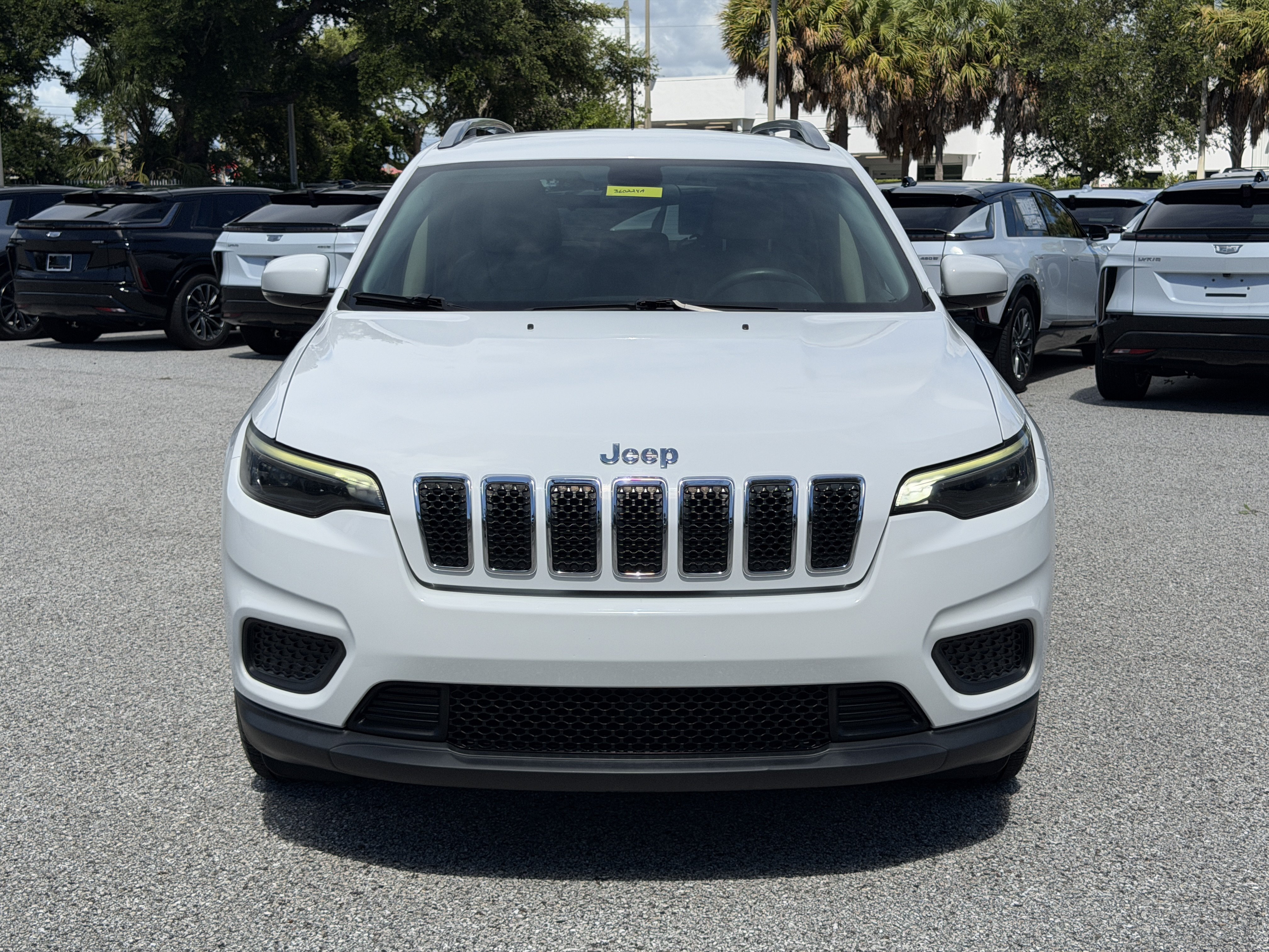 Used 2020 Jeep Cherokee Latitude FWD image 2