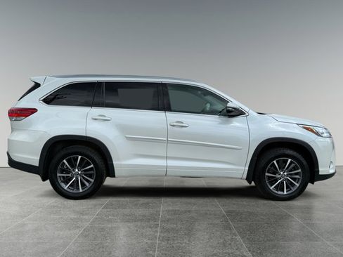 Certified 2017 Toyota Highlander XLE w/ Protection Package #3 AWD/4WD image 7