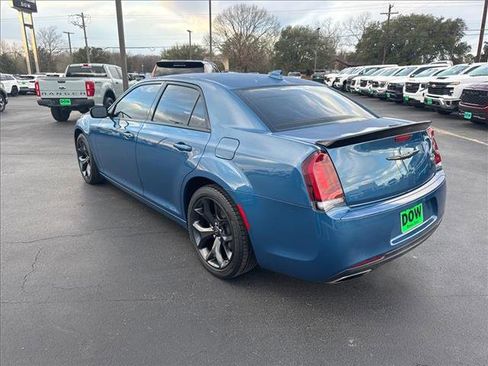 Used 2023 Chrysler 300 Touring w/ Sport Appearance Package image 10