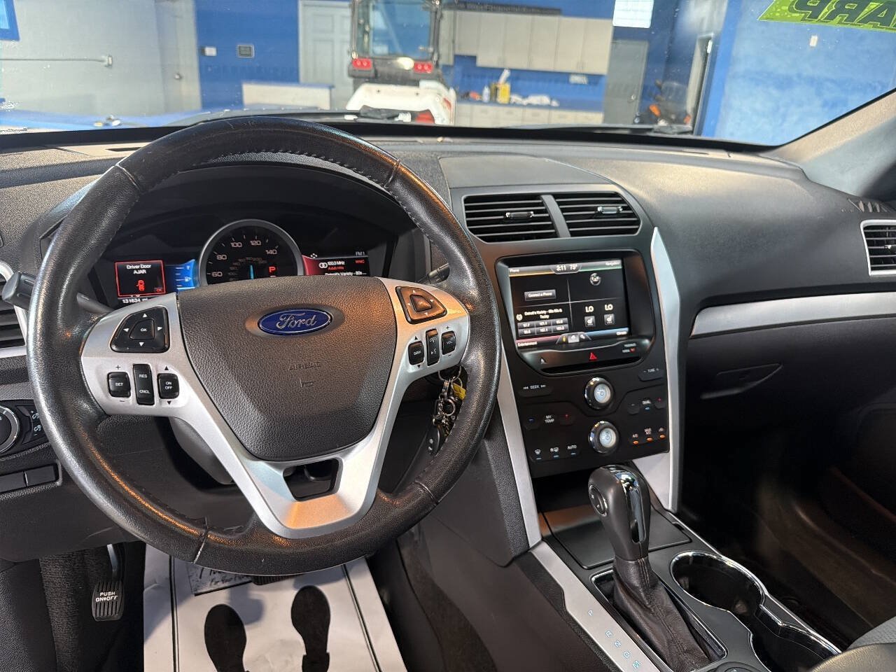 Used 2015 Ford Explorer XLT w/ Equipment Group 202A AWD/4WD image 24