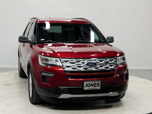 Used 2018 Ford Explorer XLT image 2