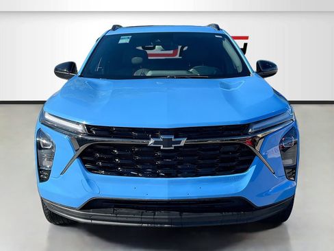 Used 2024 Chevrolet Trax RS w/ Sunroof Package FWD image 2