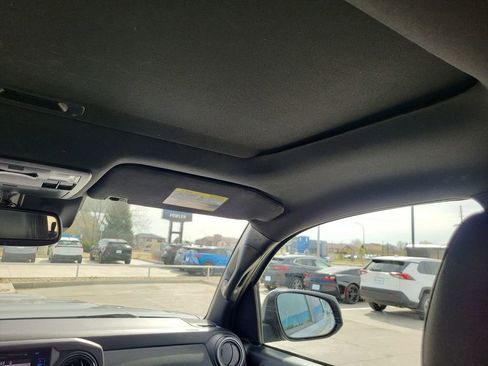 Used 2019 Toyota Tacoma TRD Sport image 12