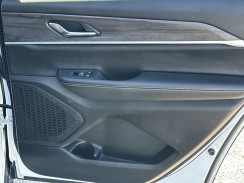 Used 2023 Jeep Grand Cherokee L Limited w/ Black Appearance Package image 17