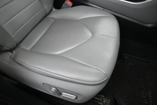 Used 2021 Toyota Highlander XLE AWD/4WD image 12
