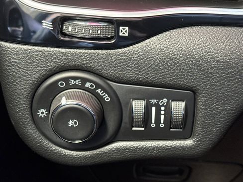 Used 2021 Jeep Cherokee Latitude Plus FWD image 33