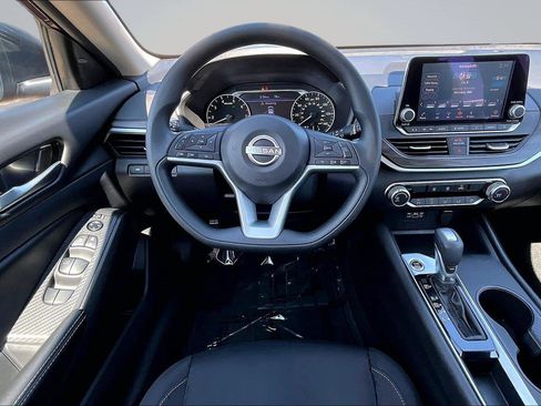Used 2025 Nissan Altima 2.5 SV FWD image 6