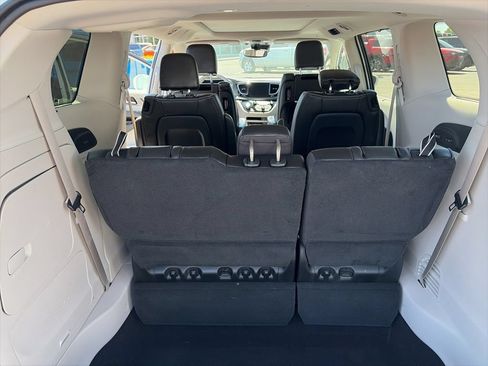 Used 2019 Chrysler Pacifica Limited w/ Tire & Wheel Group FWD image 17