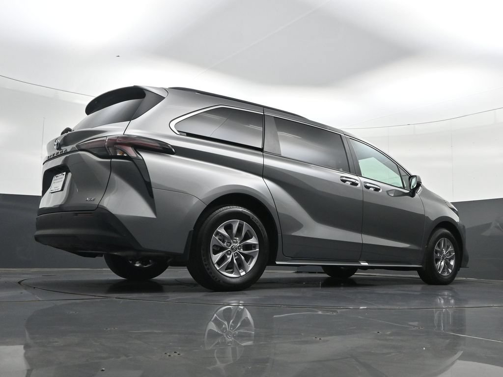 Used 2026 Toyota Sienna XLE FWD image 37