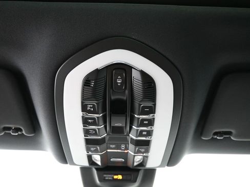 Used 2025 Porsche Macan image 21