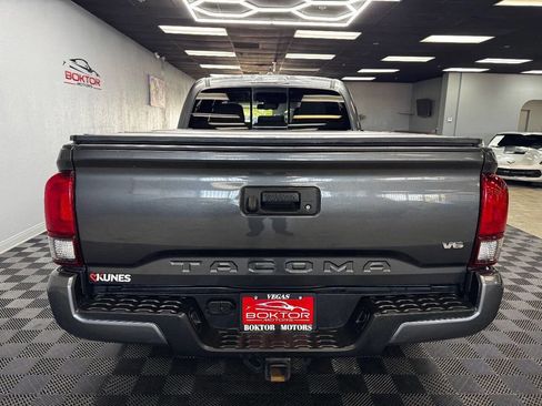 Used 2018 Toyota Tacoma TRD Sport AWD/4WD image 12