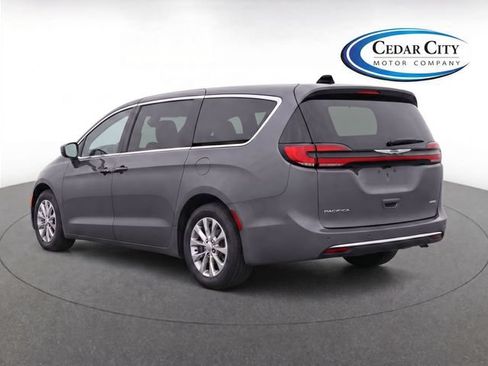 Used 2025 Chrysler Pacifica Select AWD/4WD image 3