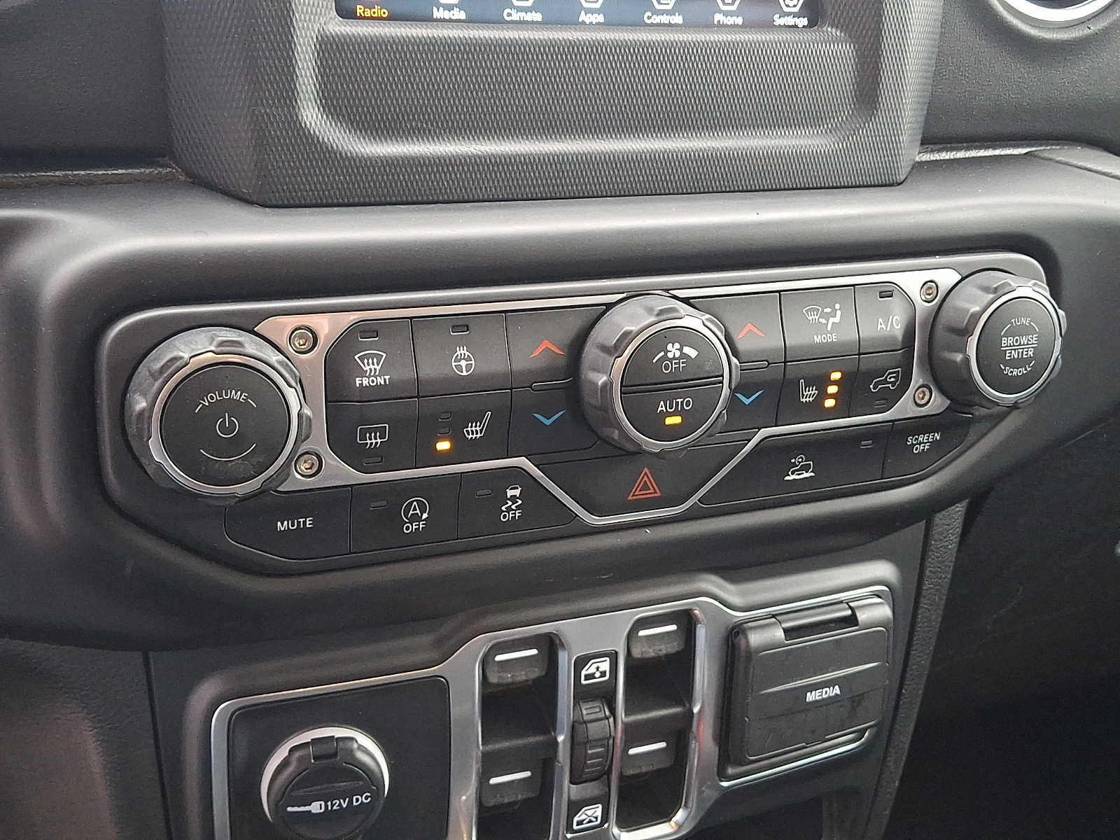 Used 2021 Jeep Wrangler Unlimited Sahara w/ Dual Top Group AWD/4WD image 16