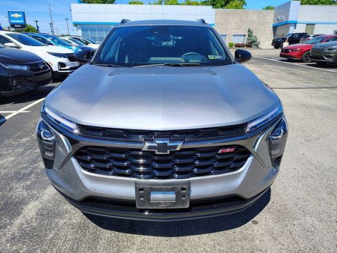 Used 2025 Chevrolet Trax RS w/ Driver Confidence Package FWD image 2