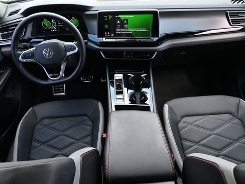 Used 2024 Volkswagen Atlas Peak Edition SE image 23