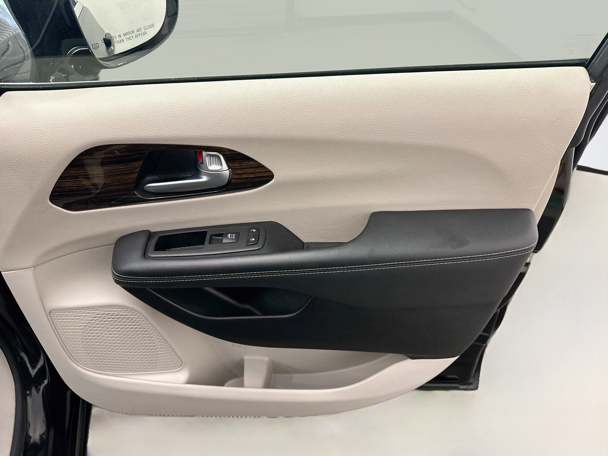 Used 2023 Chrysler Pacifica Limited FWD image 35