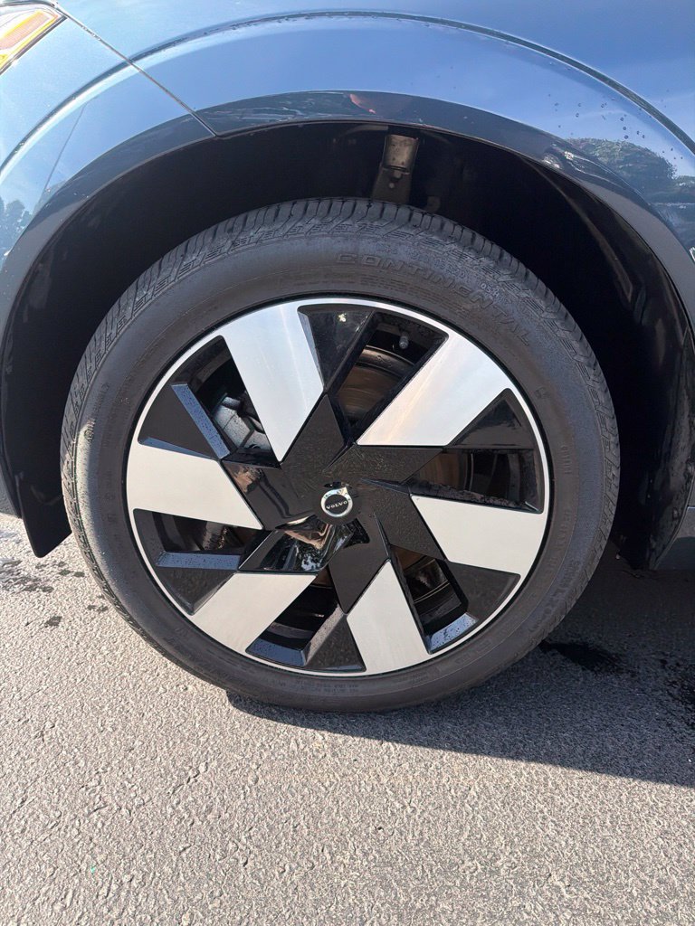 Certified 2025 Volvo XC60 T8 Plus w/ Climate Package AWD/4WD image 4