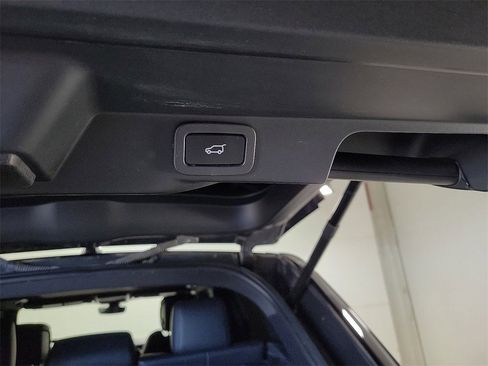 Used 2018 Land Rover Range Rover Sport HSE Dynamic image 9