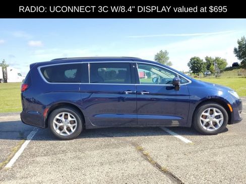 Used 2017 Chrysler Pacifica Touring Plus w/ Tire & Wheel Group FWD image 10