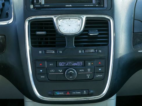 Used 2014 Chrysler Town & Country Touring FWD image 10