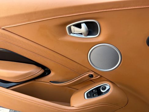 Used 2023 Aston Martin V8 Vantage Coupe RWD image 28