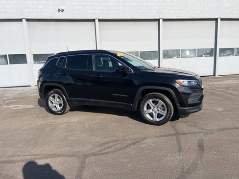 Used 2024 Jeep Compass Latitude image 3