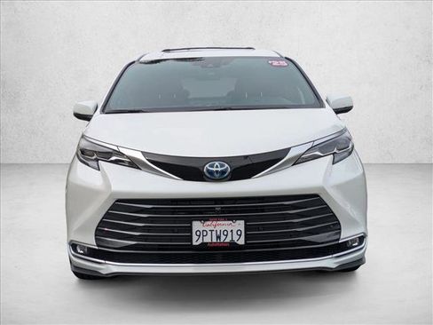 Used 2025 Toyota Sienna Platinum image 2