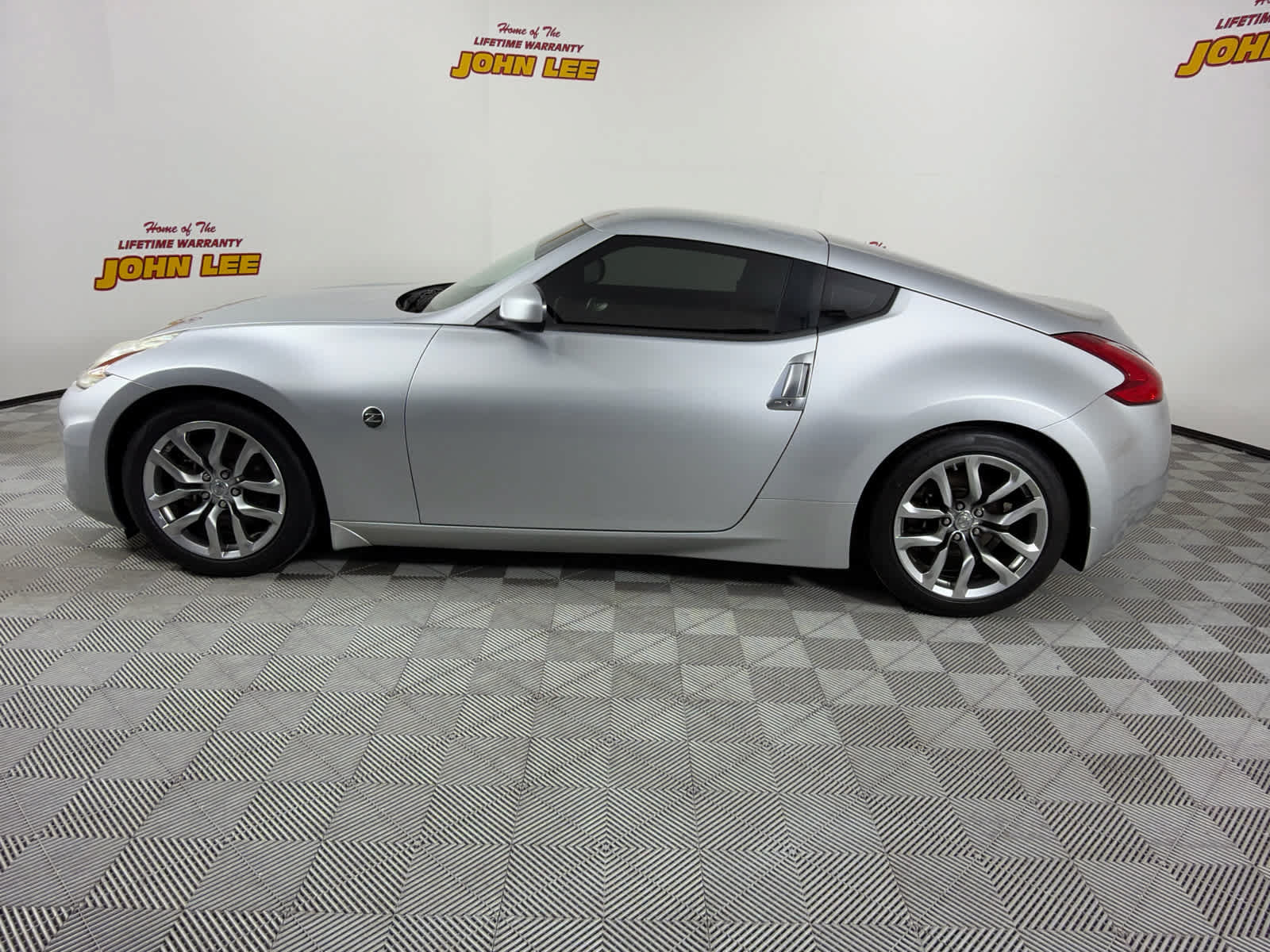 Used 2014 Nissan 370Z Coupe RWD image 2