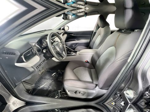 Used 2020 Toyota Camry LE image 19