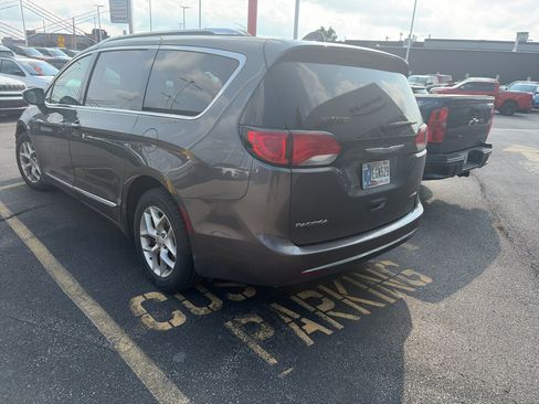 Used 2020 Chrysler Pacifica Limited FWD image 2