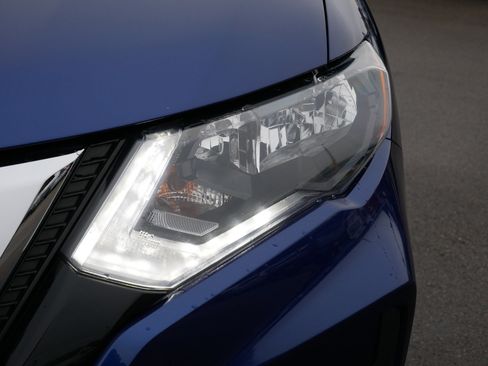 Used 2019 Nissan Rogue SV image 16