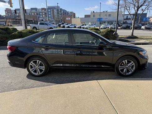 Used 2024 Volkswagen Jetta SE image 4