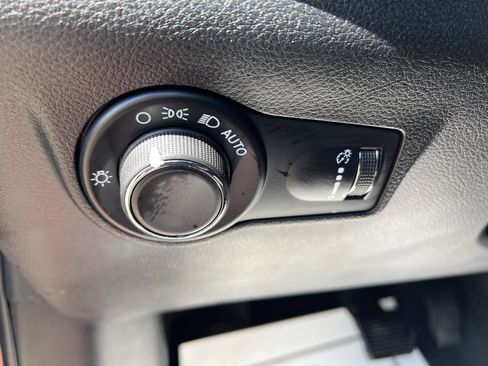 Used 2025 Jeep Compass Sport image 27