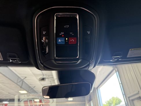 Used 2025 Jeep Grand Cherokee Altitude AWD/4WD image 23