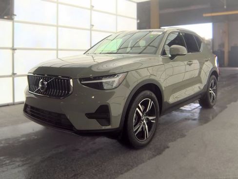 Used 2025 Volvo XC40 B5 Core AWD/4WD image 1
