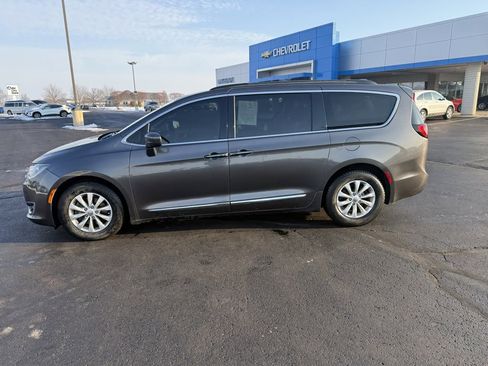 Used 2017 Chrysler Pacifica Touring-L image 2