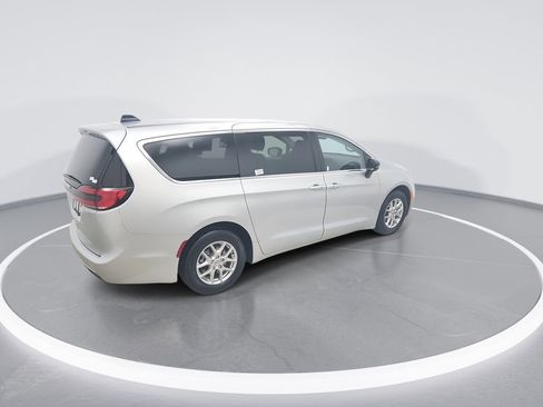 Used 2024 Chrysler Pacifica Touring-L FWD image 7